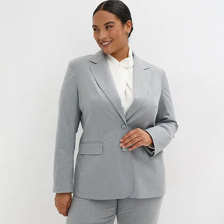 Blazer grigio con camicetta bianca.