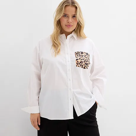 Camicia bianca con taschino sul petto con motivo leopardato.