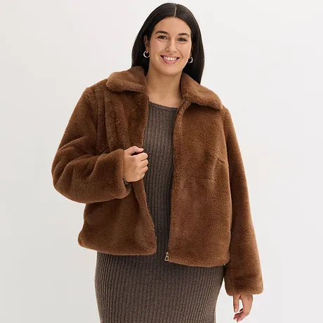 Giacca morbida in pelliccia sintetica marrone.