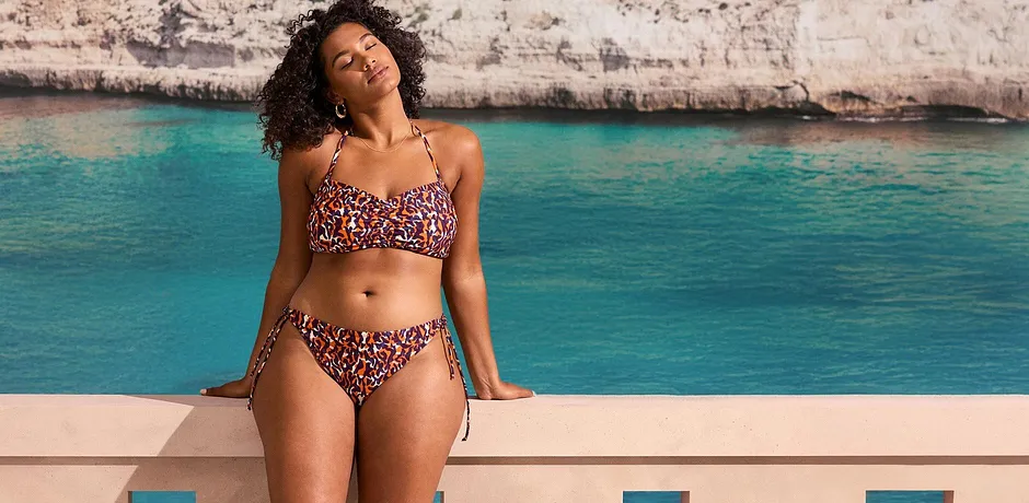 Bikini leopardato colorato con top all'americana e slip classico, perfetto per la spiaggia
