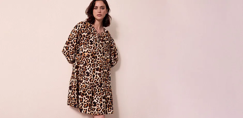 Un abito leggero con fantasia leopardata cade morbido sulle spalle e termina appena sopra il ginocchio. 