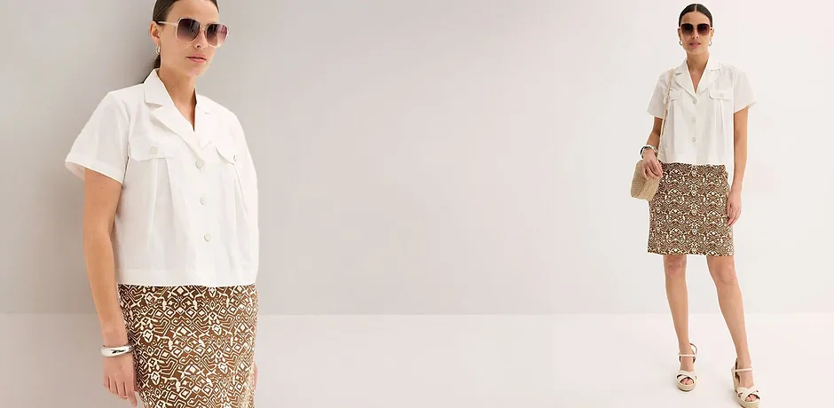 Outfit estivo con camicetta bianca e gonna in fantasia. A completare occhiali da sole, zeppe e borsa in paglia.