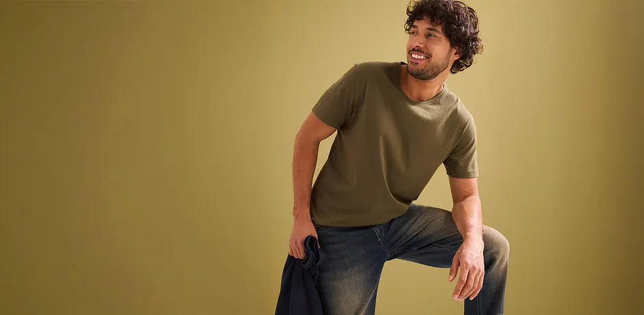 Stile casual: t-shirt verde oliva e jeans scuri.