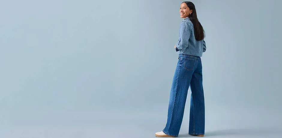 Camicetta azzurra abbinata a jeans ampi.