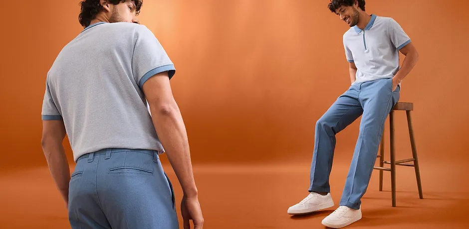 Polo sportiva retrò in azzurro e pantaloni a pieghe casual in azzurro tenue.