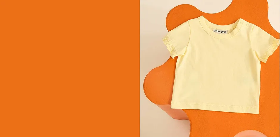 Maglietta chiara da bambino con maniche corte. Design semplice e comodo per le giornate calde.