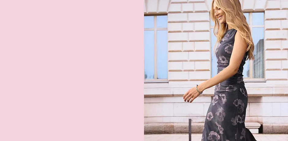 Elegante abito midi grigio che valorizza la figura con delicato motivo floreale. Senza maniche e perfetto per le passeggiate estive in città.