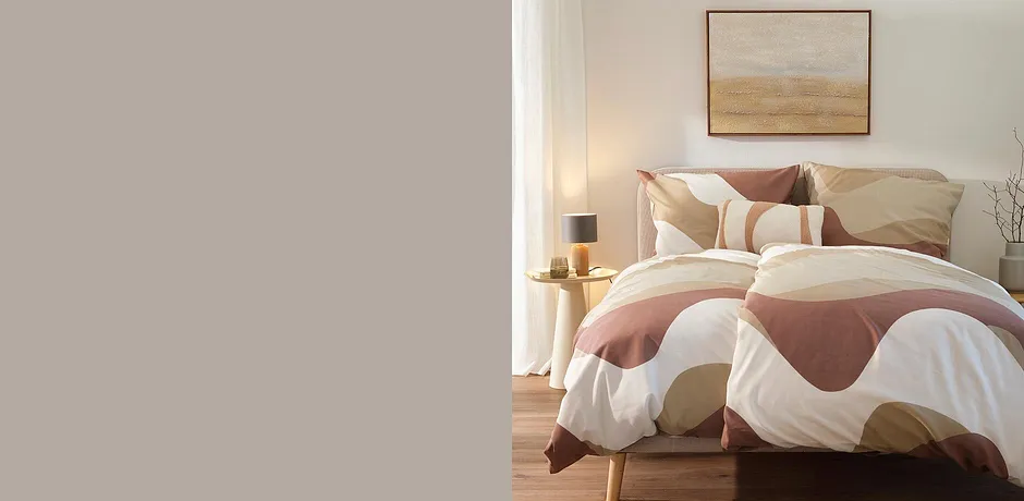 Confortevole biancheria da letto nei toni della terra, con motivi astratti dalle forme sinuose e dai colori tenui.