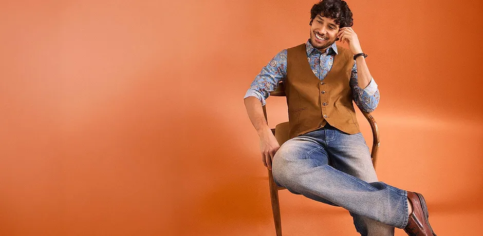 Abbinamento casual con jeans, camicia a quadri e gilet marrone