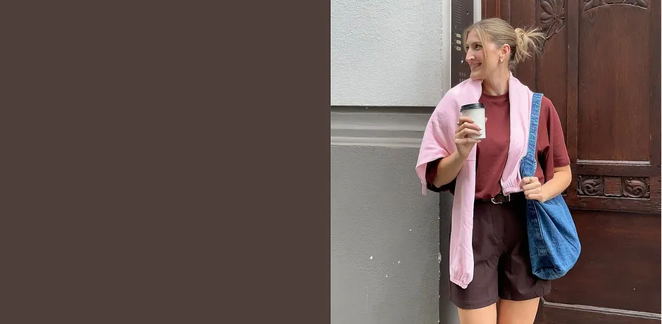 Outfit estivo: cardigan rosa, shorts marroni, borsa in jeans. Ideale per le giornate calde.