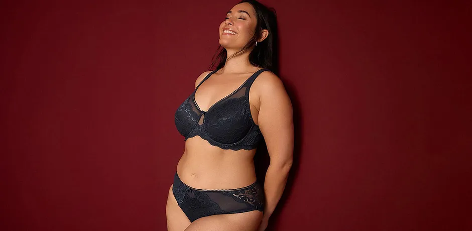Elegante biancheria intima in pizzo blu scuro che sottolinea le curve femminili.