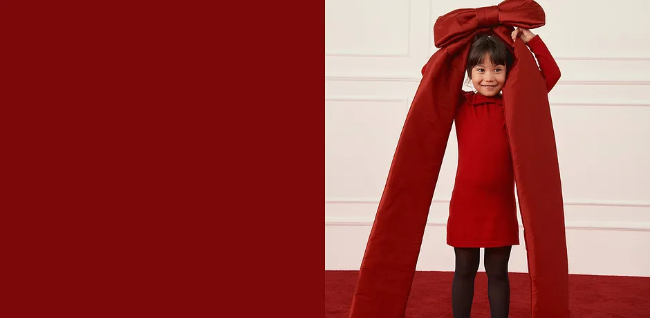 Un abito rosso con collant neri.