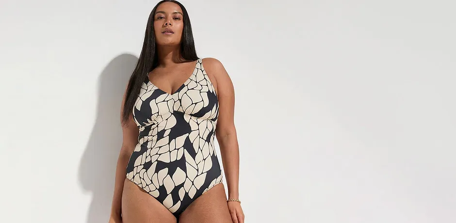 Costume da bagno leopardato con spalline larghe e scollo a V che valorizza con stile la silhouette femminile.
