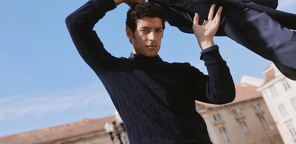 Maglione nero elegante con motivo a trecce.