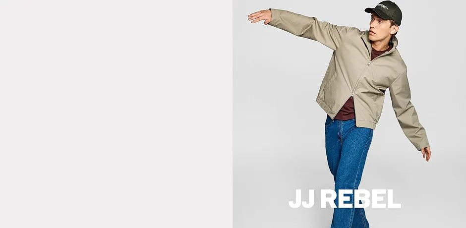 JJRebel: giacca beige, jeans blu e berretto nero.
