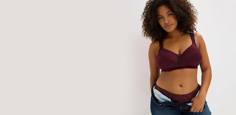 Look sportivo: reggiseno viola e jeans blu enfatizzano l'aspetto sicuro di sé e casual.