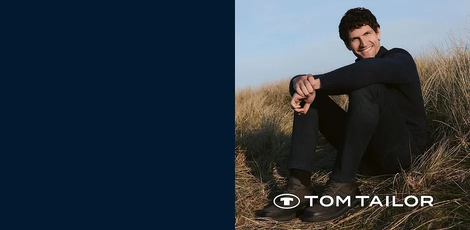 Maglione nero e pantaloni scuri: combinazione classica per una rilassante giornata autunnale all'aperto. 