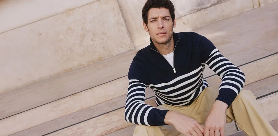 Maglione blu navy con strisce bianche. 