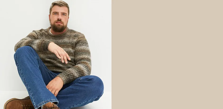 Comodo maglione lavorato a maglia nei toni della terra abbinato a un classico paio di jeans.