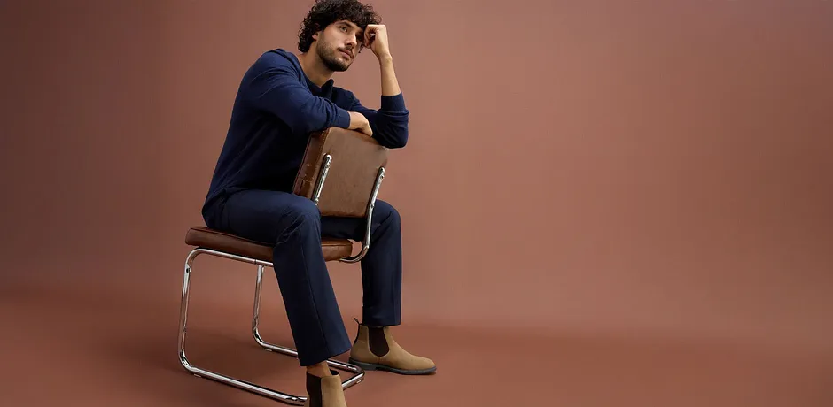 Elegante maglione blu scuro abbinato a pantaloni blu scuro.