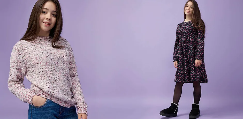 Un comodo maglione lavorato a maglia nei toni del rosa e un abito a fiori con maniche lunghe, collant neri e stivaletti morbidi.