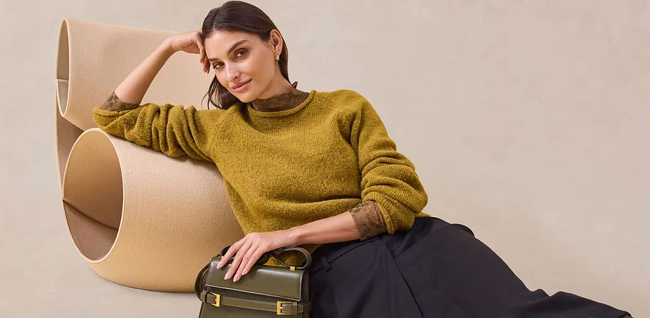 Un caldo maglione giallo senape incontra un'elegante gonna nera.