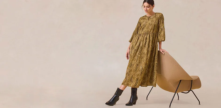 Elegante abito verde con maniche lunghe.