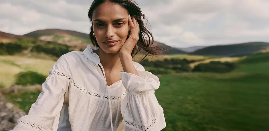 Romantica blusa bianca con pizzo e maniche a sbuffo.