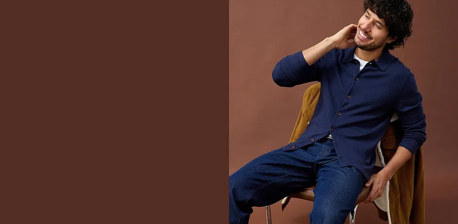 Cardigan blu a maglia fine in lana merino abbinato a jeans blu. 