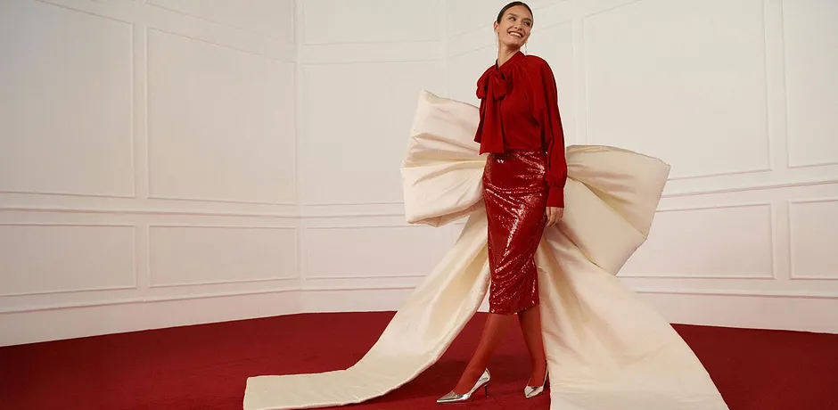 Elegante blusa rossa abbinata a una gonna lucida.