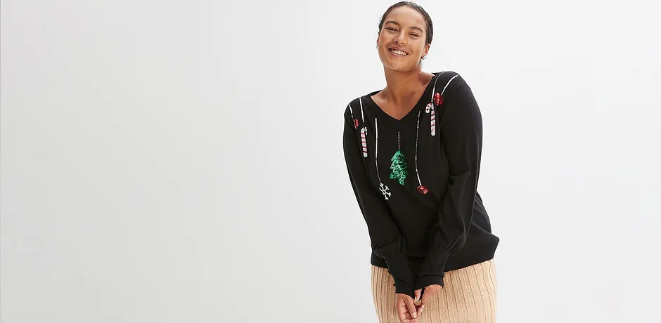 Maglione nero con motivi natalizi.