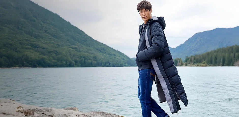 Un caldo piumino e dei jeans proteggono dal freddo.