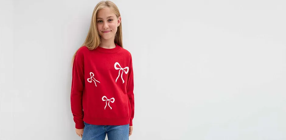 Una ragazza indossa un maglione rosso.