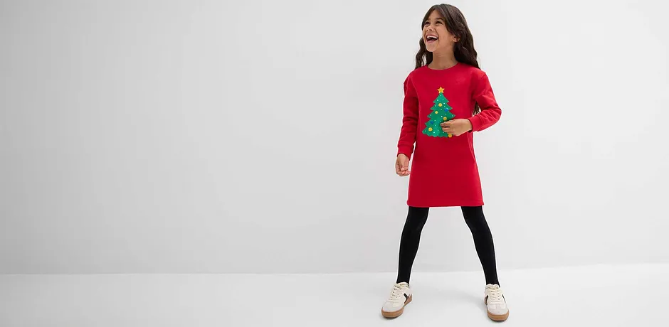 Una bambina indossa un abito rosso.