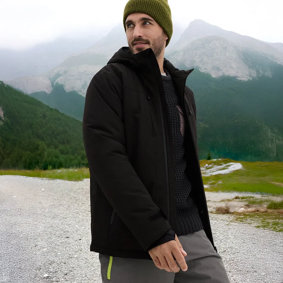 Giacca nera e berretto verde per un look invernale perfetto. 