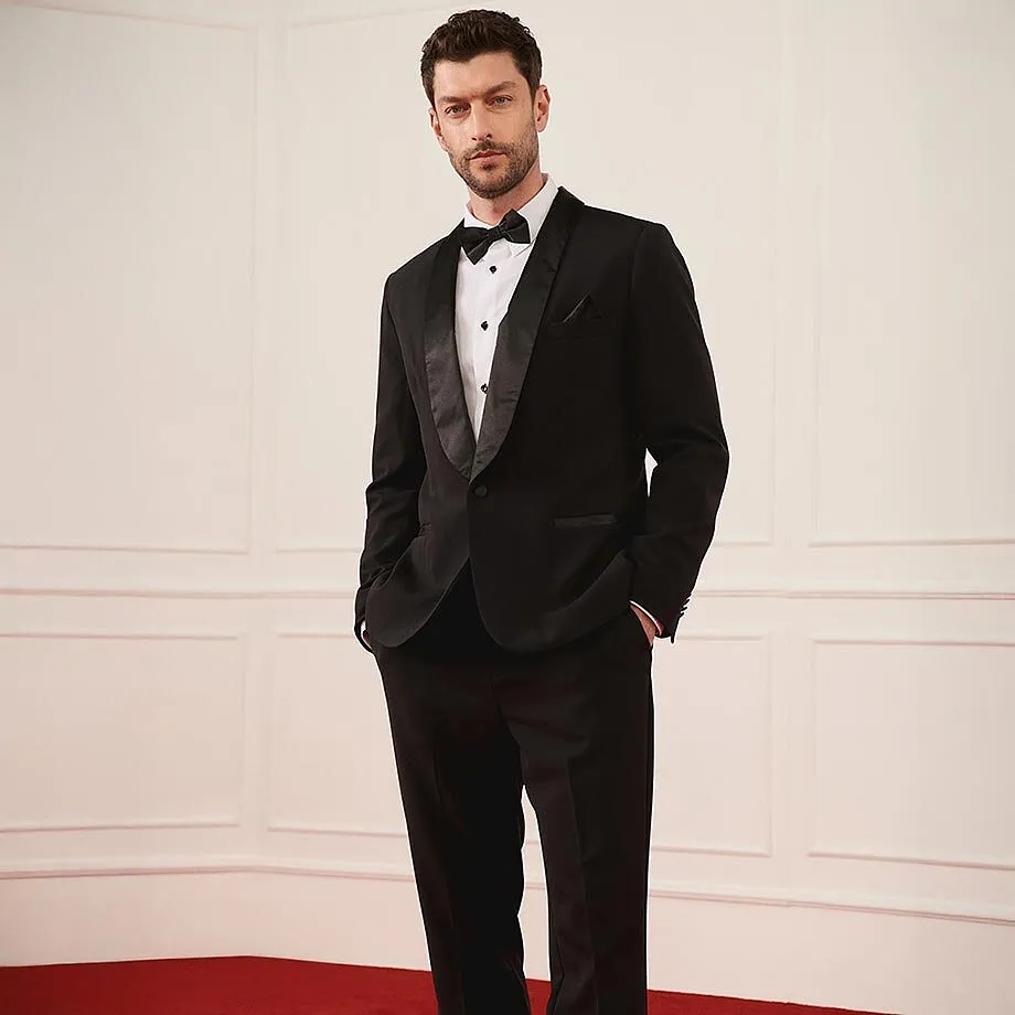 Elegante smoking nero con papillon e camicia bianca per occasioni speciali.