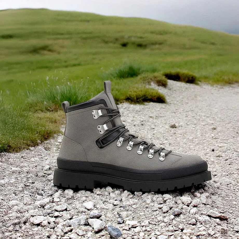 Robusto scarpone da trekking grigio con suola nera.