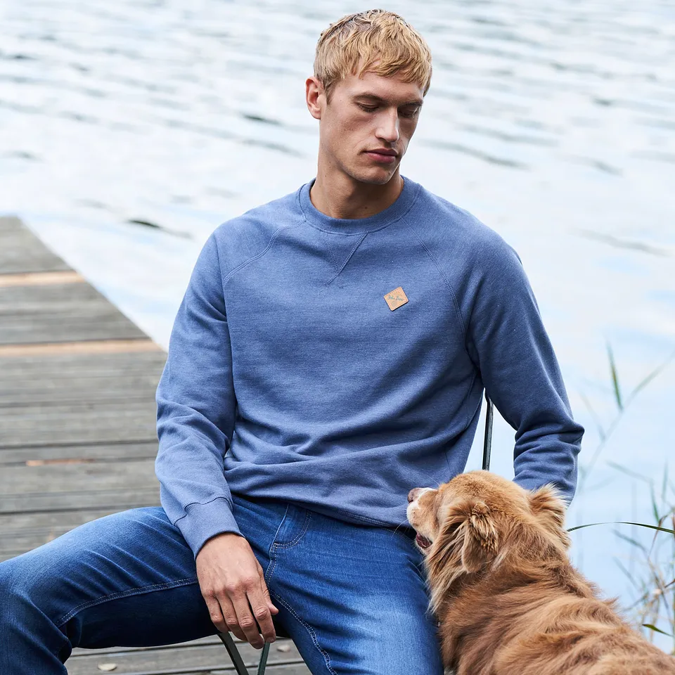 Look casual: felpa blu e jeans comodi.