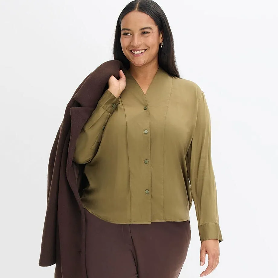 Abbinamento di camicetta verde oliva e cappotto marrone. 