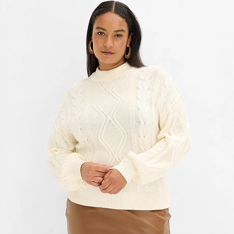 Maglione bianco lavorato a trecce con collo alto. 