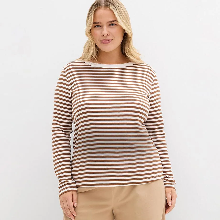 Maglia a maniche lunghe a righe marroni e bianche. 