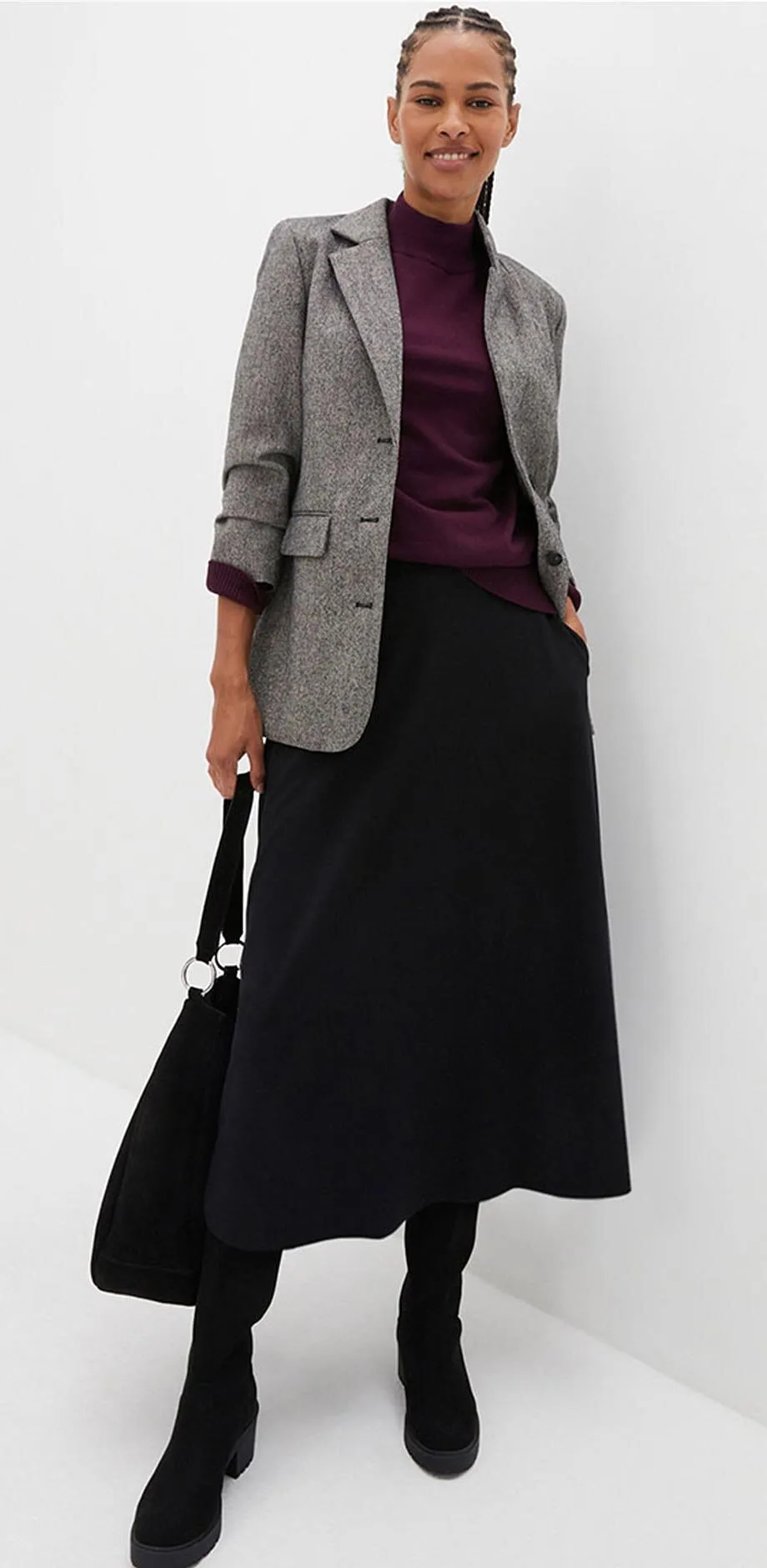 Giacca a quadri, top viola e gonna lunga nera.