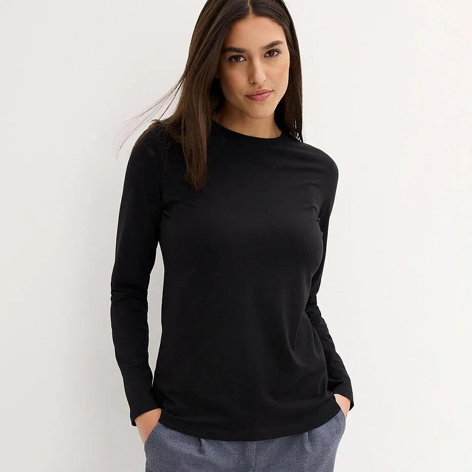 Semplice maglietta nera a maniche lunghe.