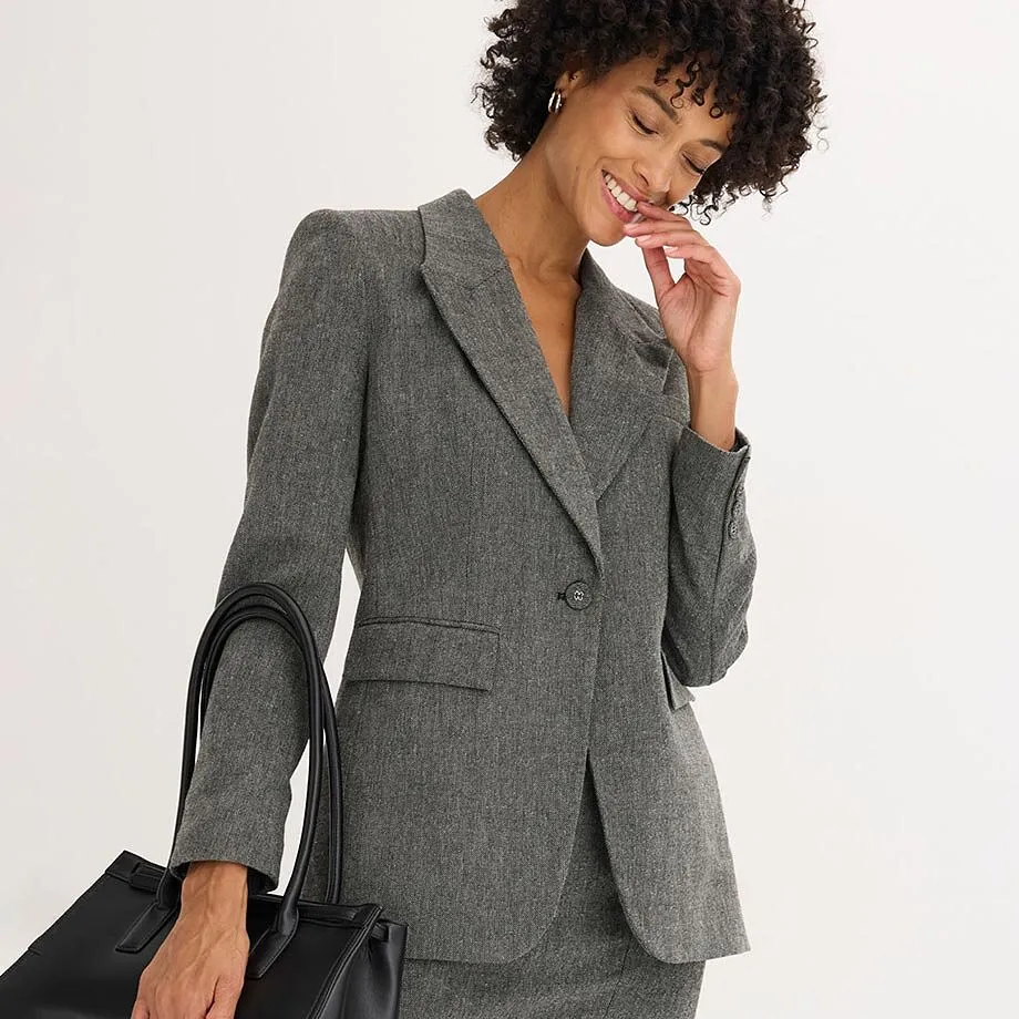 Giacca grigia in tessuto strutturato.