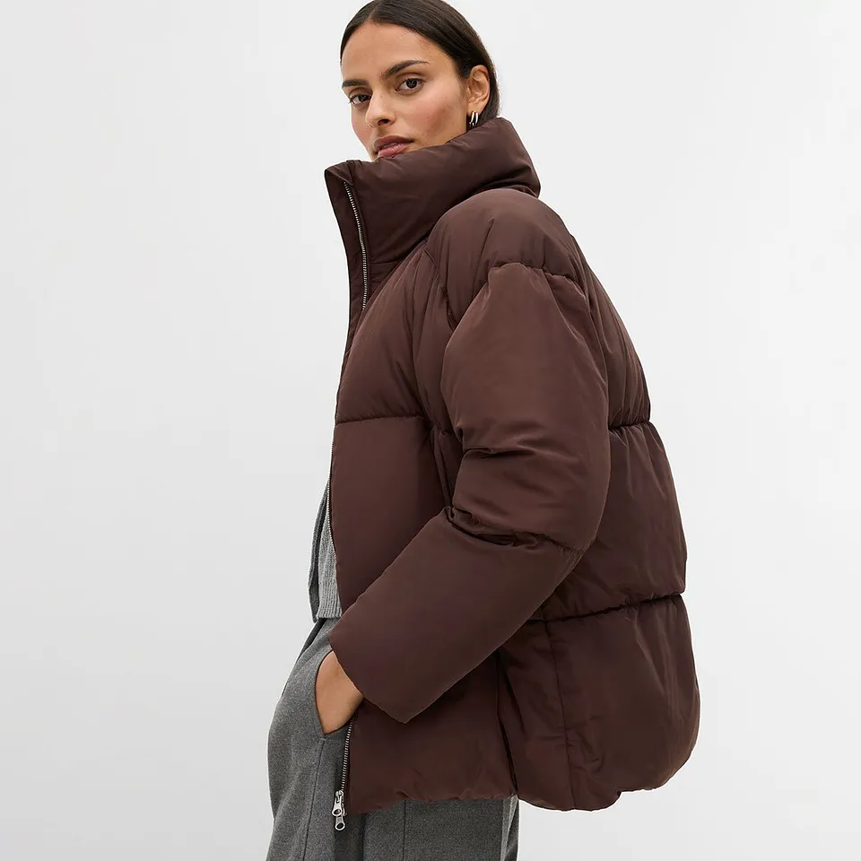 Piumino marrone con collo alto.