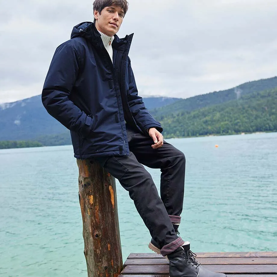 Giacca invernale scura e pantaloni termici neri per le giornate fredde.