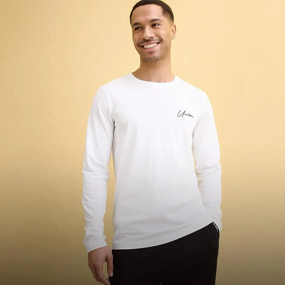 Semplice maglietta bianca a maniche lunghe con piccolo logo.