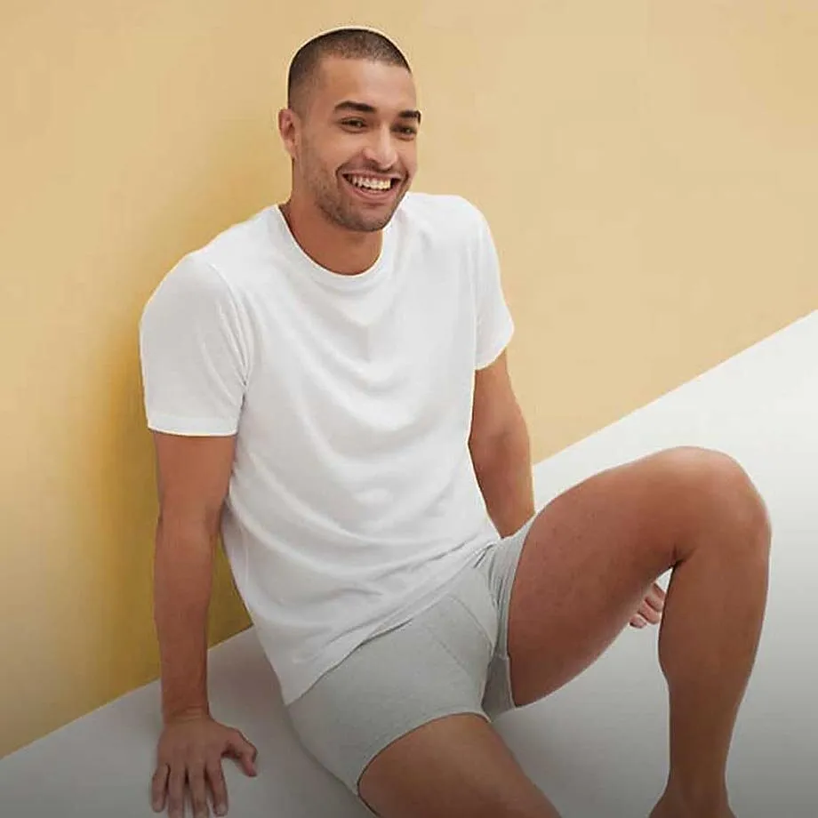 Maglietta bianca e boxer grigi.