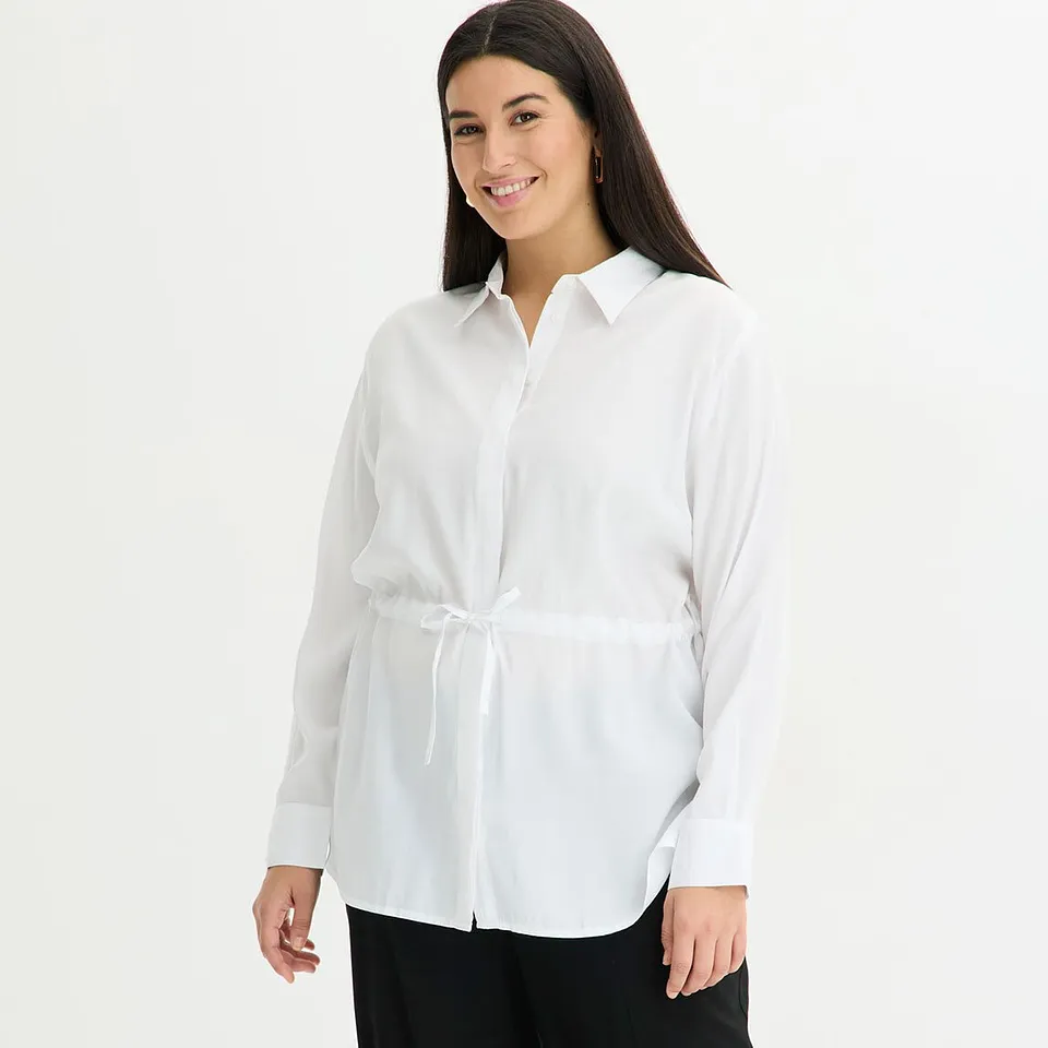 Camicetta bianca con colletto, bottoni e cintura da annodare.