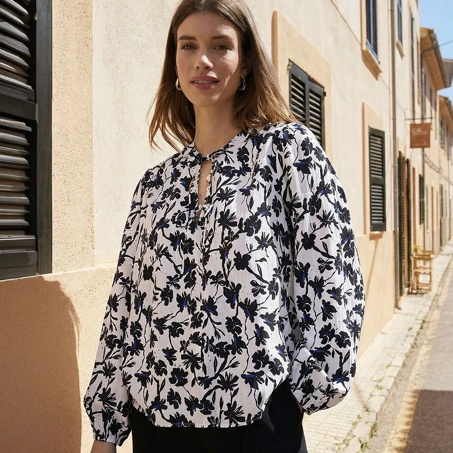 Blusa leggera con motivo floreale bianco e nero.